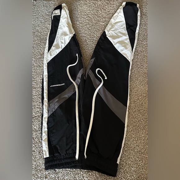 Nwot THE GIVING MOVEMENT
Relaxed Colour-block Sweatpants in RE-SHELL100© - Picture 5 of 9